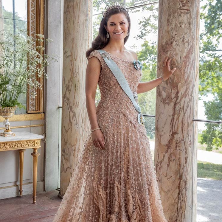 ¡Espectacular! Victoria de Suecia recupera el fabuloso vestido de su preboda 10 años después
