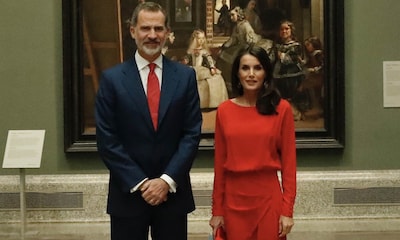 La Reina recupera su icónico 'rojo Letizia' con un nuevo vestido español