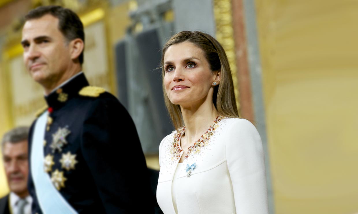 El histórico (y estratégico) primer look de doña Letizia como reina