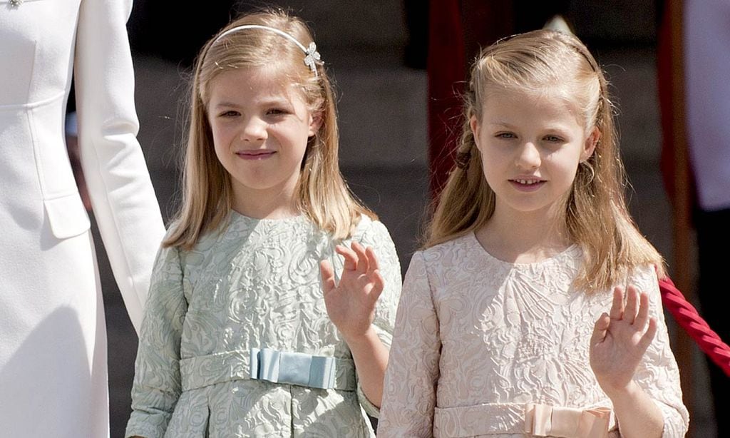 Tonos pastel y manoletinas: así vistieron Leonor y Sofía en la proclamación de su padre como rey