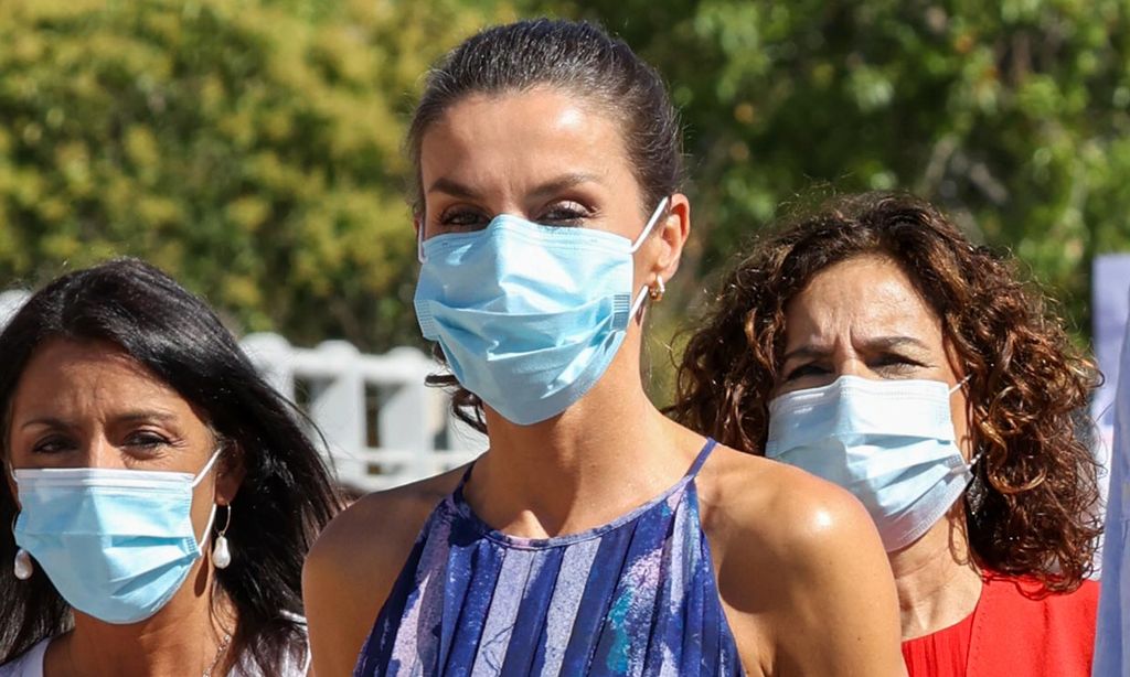 La Reina se supera con su nuevo vestido estampado de rebajas y alpargatas
