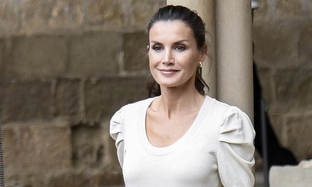 Reina Letizia con camiseta blanca