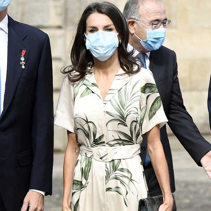 La Reina renueva su fórmula de estilo con un vestido de rebajas y dice adiós a las alpargatas 