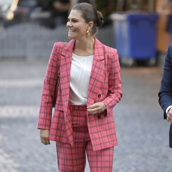 Tras los vestidos de flores, Victoria de Suecia tiene un nuevo 'flechazo' de moda