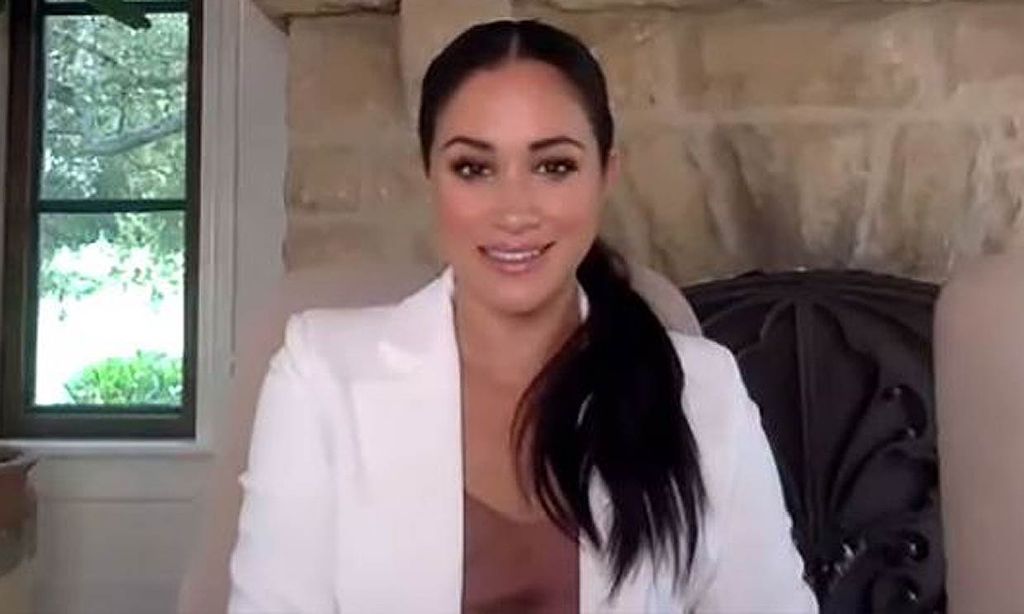 Meghan Markle con blazer blanca