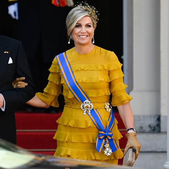 Amarillo y de volantes: Máxima brilla con su primer vestido de gala en 7 meses