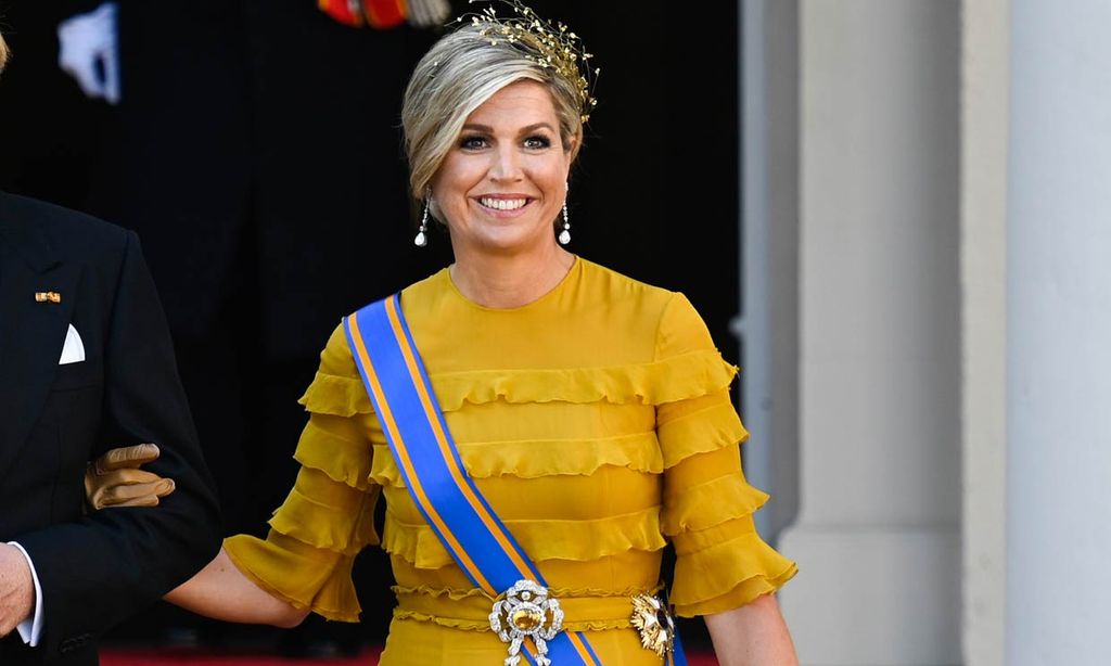 Amarillo y de volantes: Máxima brilla con su primer vestido de gala en 7 meses