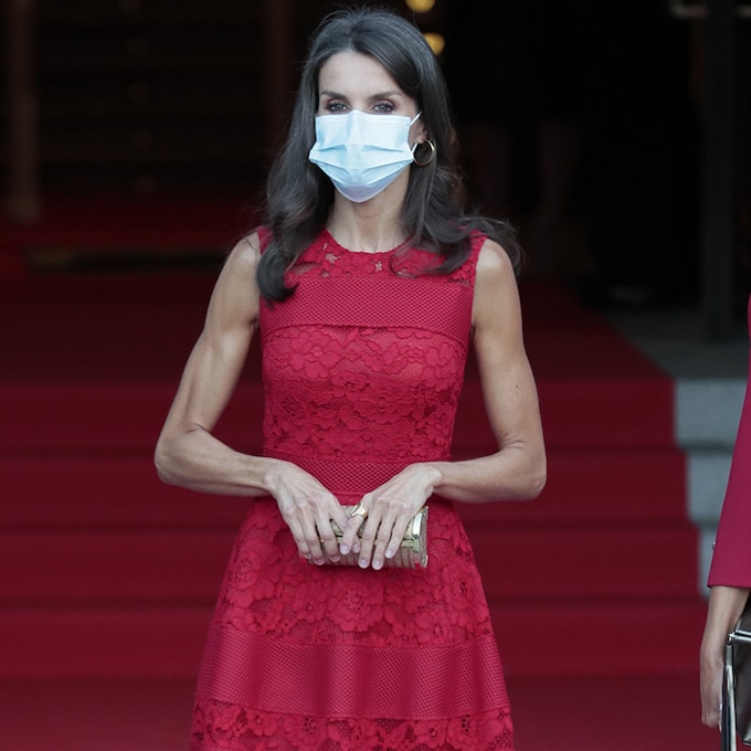 Doña Letizia sigue la misma estrategia de estilo en la ópera y recicla su vestido rojo más versátil
