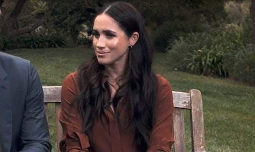 Meghan recupera su imagen más sofisticada con blusa de seda y tacones de aguja