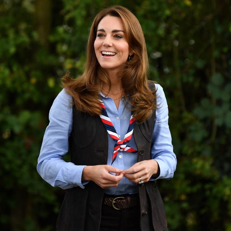 Kate Middleton rejuvenece su imagen con vaqueros pitillo y las botas de Leonor