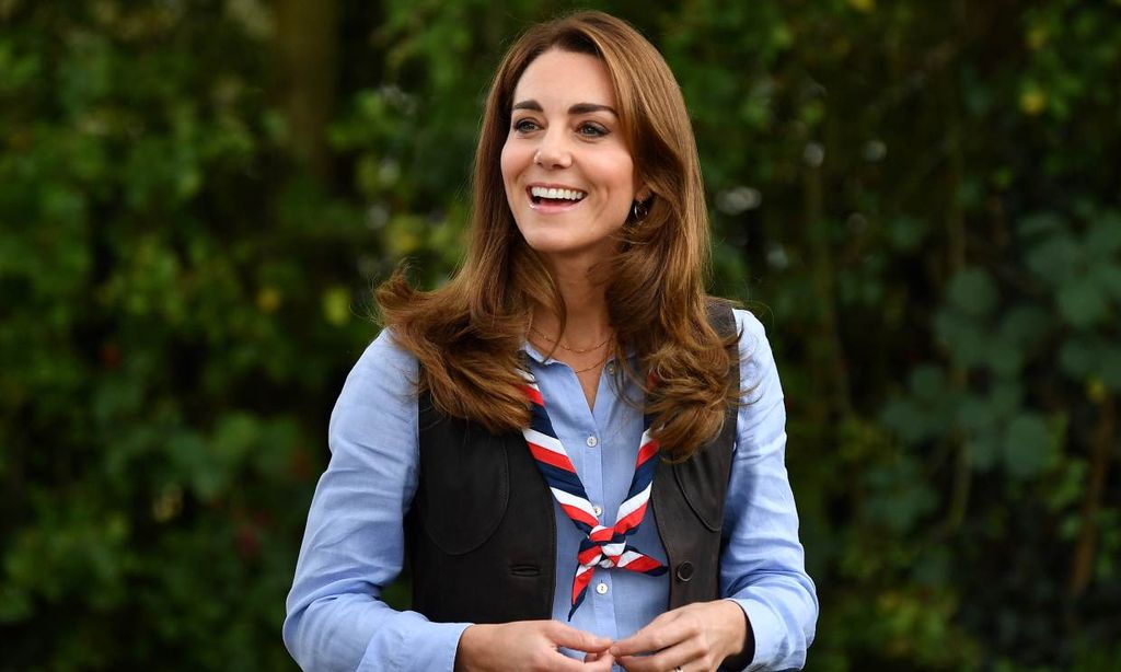 Kate Middleton rejuvenece su imagen con vaqueros pitillo y las botas de Leonor
