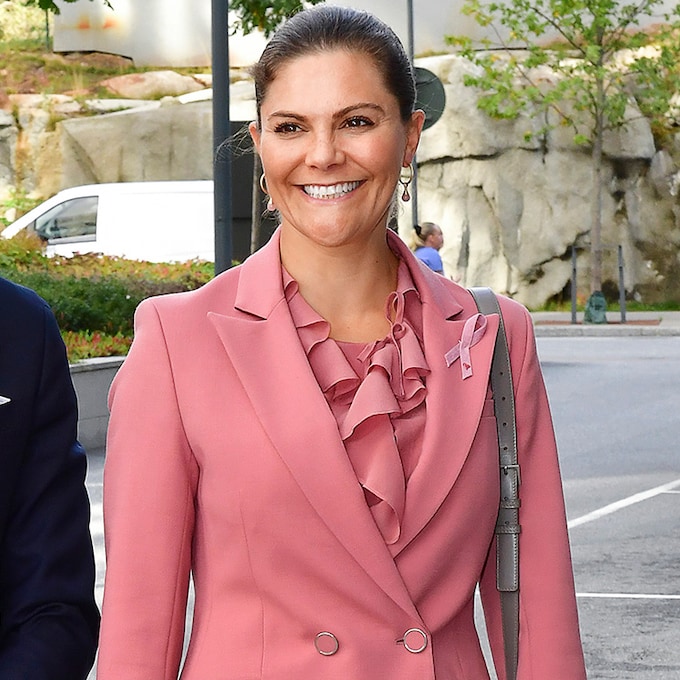 Victoria de Suecia recicla el traje 'todoterreno' de doña Letizia y Kate Middleton