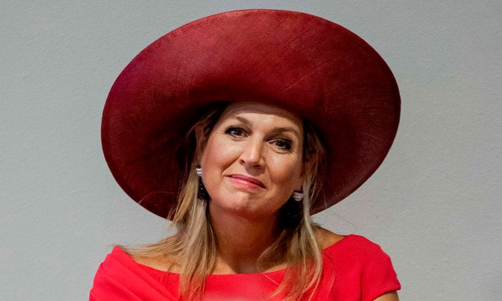 El truco de Máxima de Holanda para que su ropa de colores llamativos no pase de moda