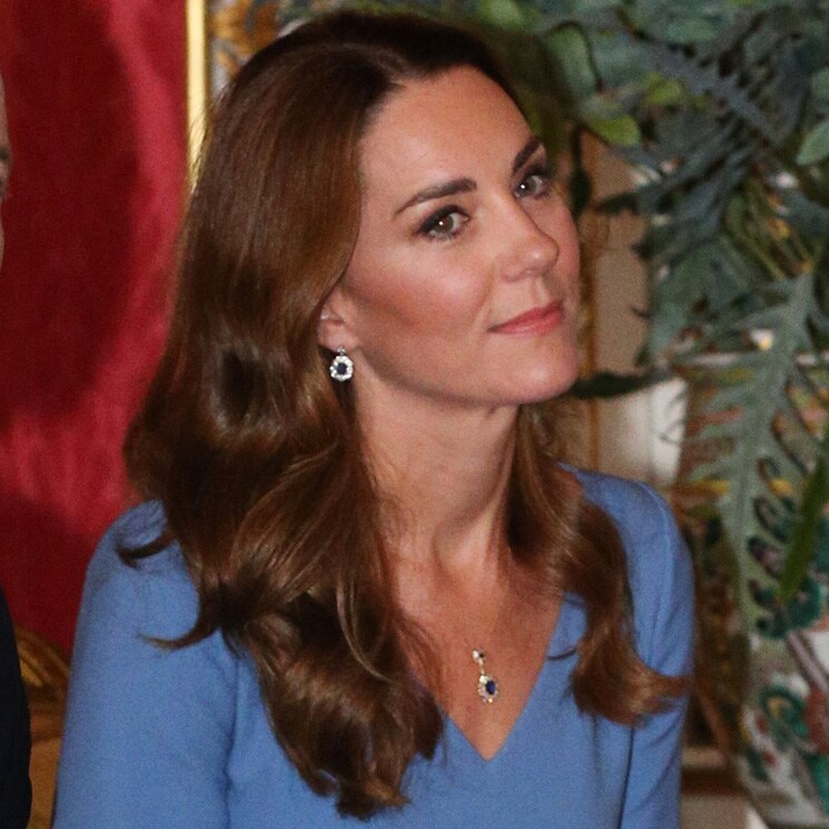 Kate Middleton, pura elegancia con vestido azul y pendientes de Diana de Gales