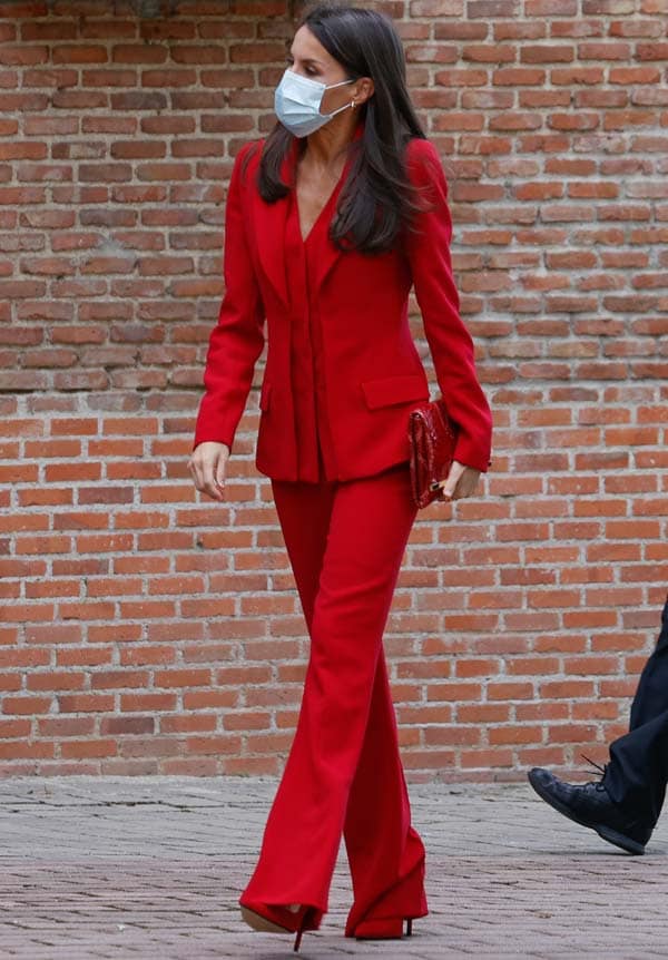 Reina Letizia con traje rojo