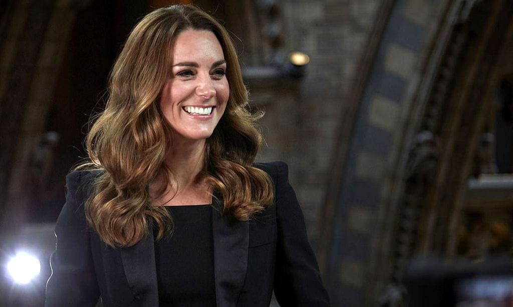El look de gala de Kate Middleton con esmoquin y pendientes de perlas por once euros