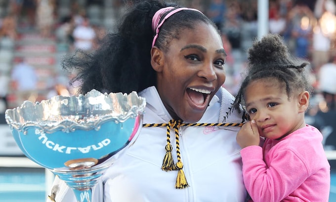 Serena Williams y su hija en el torneo de Auckland 