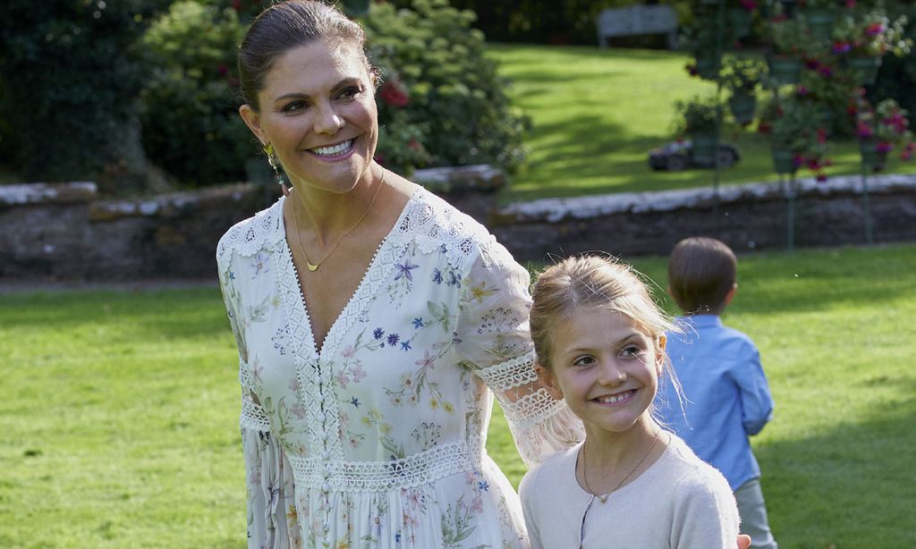 Las siete veces que Estelle de Suecia se inspiró en su mamá, la princesa Victoria