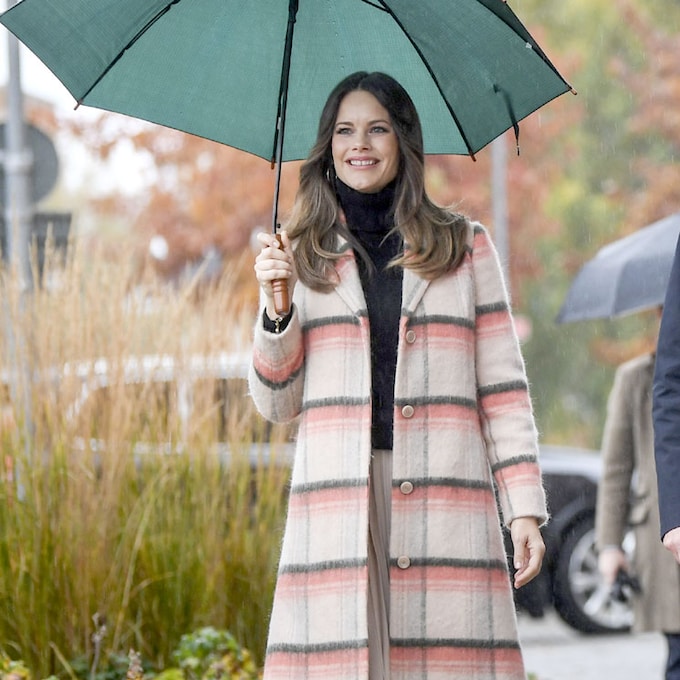 Sofia de Suecia y doña Letizia: su estilosa conexión con falda plisada en un día de lluvia 