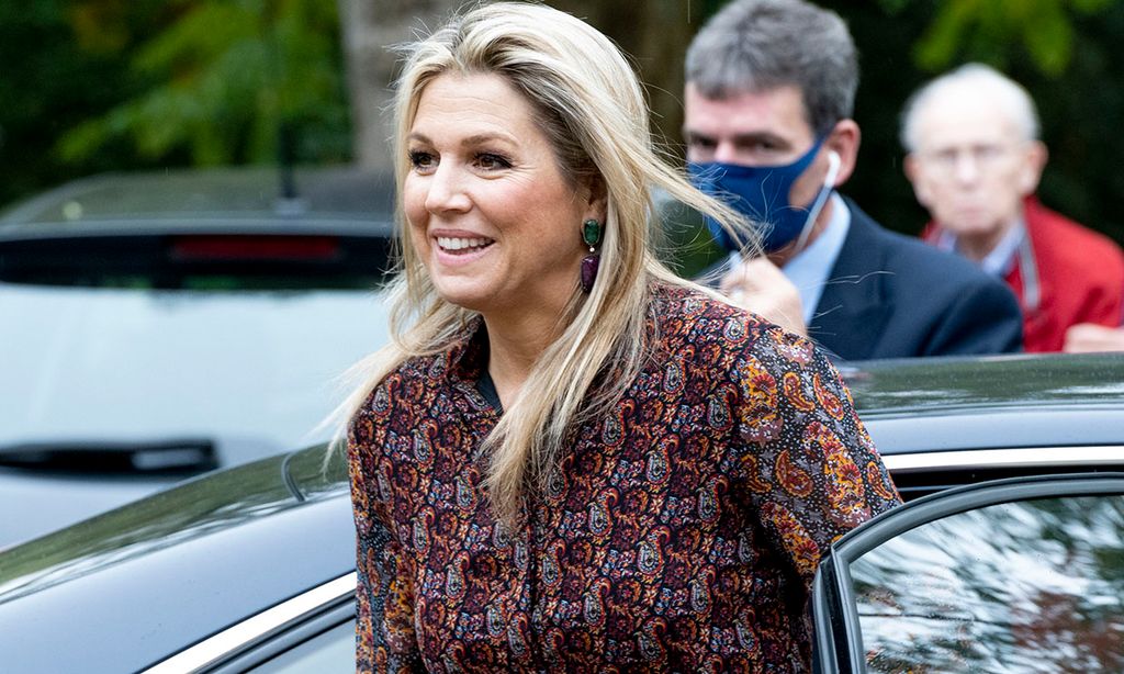 Máxima de Holanda se supera con un vestido de triple estampado
