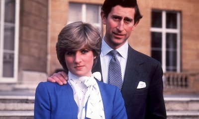 De su anillazo a la blusa 'pussy bow': el esperado look de Diana que también verás en 'The Crown'