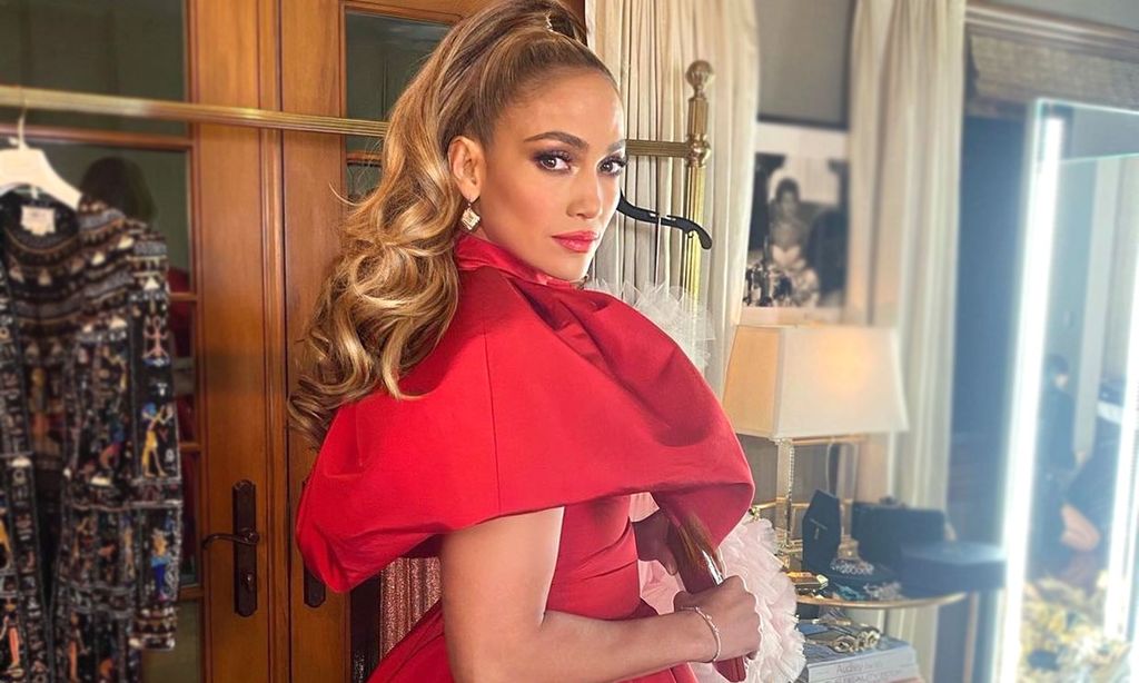 Jennifer Lopez triunfa como icono de moda en los People's Choice Awards