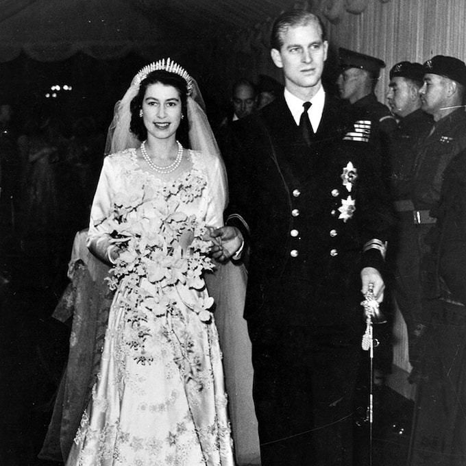 Los detalles del fabuloso vestido de novia que lució Isabel II hace 73 años