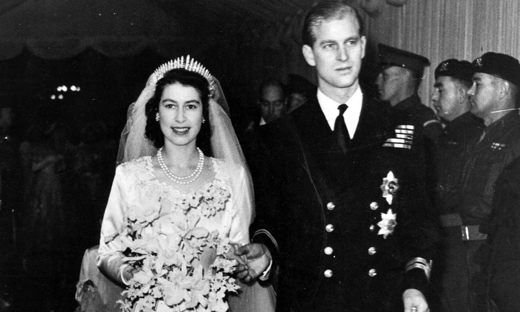Los detalles del fabuloso vestido de novia que lució Isabel II hace 73 años