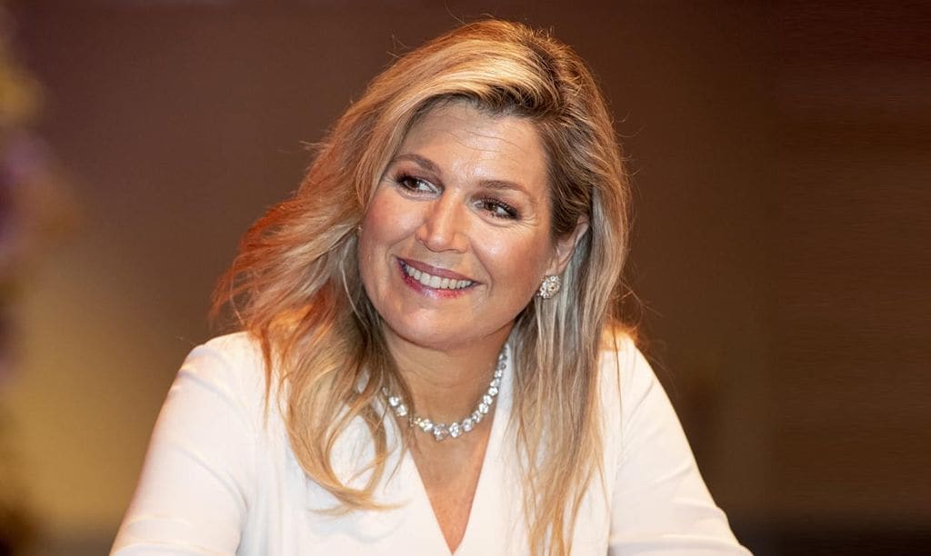 Máxima de Holanda con blusa blanca