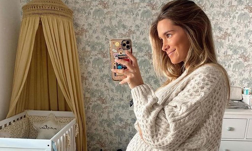 María Pombo posa con un divertido look 'imposible' de su maleta para el hospital