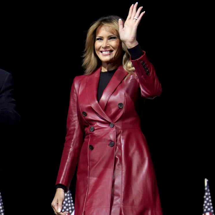Melania Trump, ajena a las críticas con su abrigo de 5.000 euros y nuevos taconazos de cebra