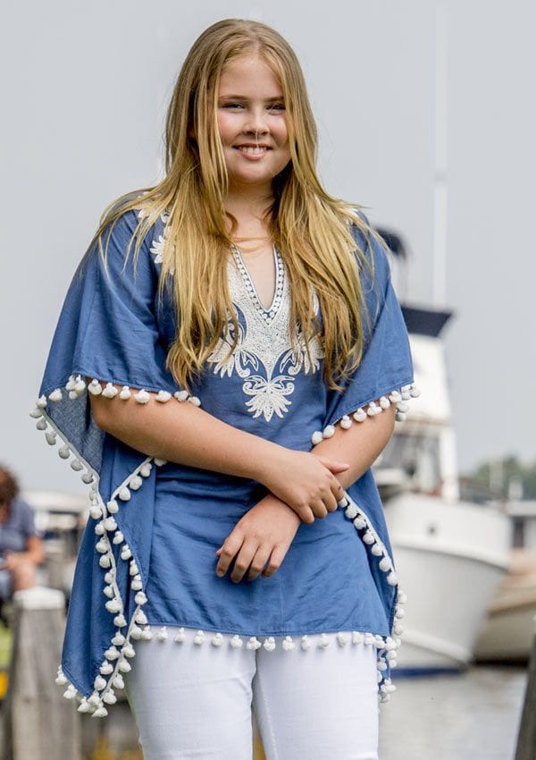 Amalia de Holanda y su estilo al cumplir 17 años: tacones y guiños a su