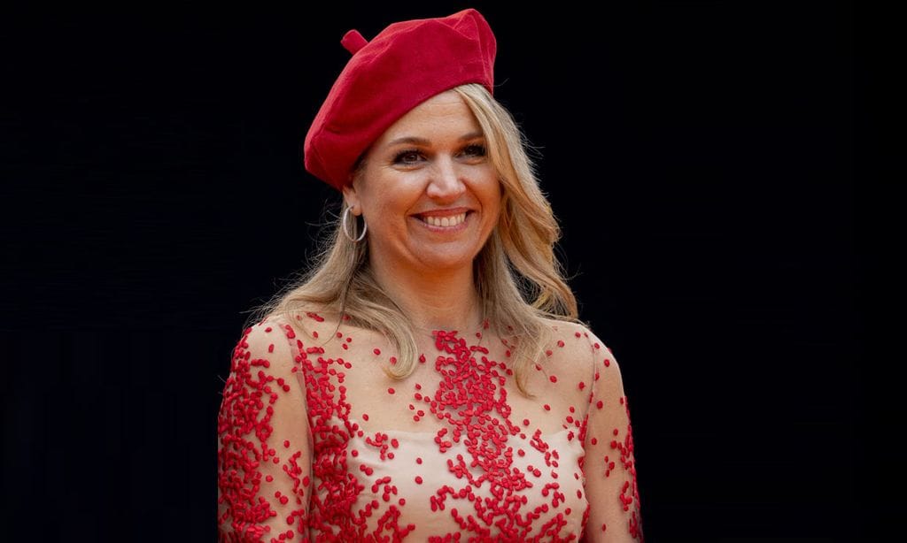 Máxima, Charlene y otras 'royals' que han triunfado con el accesorio parisino más chic