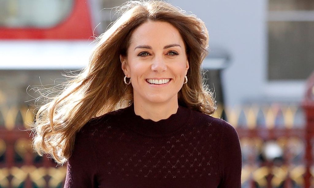 Kate recupera su imagen mas juvenil con 'skinny jeans' para felicitar la Navidad