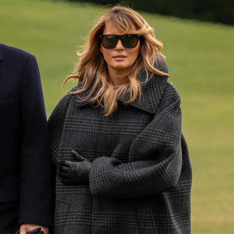 Abrigo 'oversize' y botas planas: Melania se aleja de su imagen más icónica como primera dama