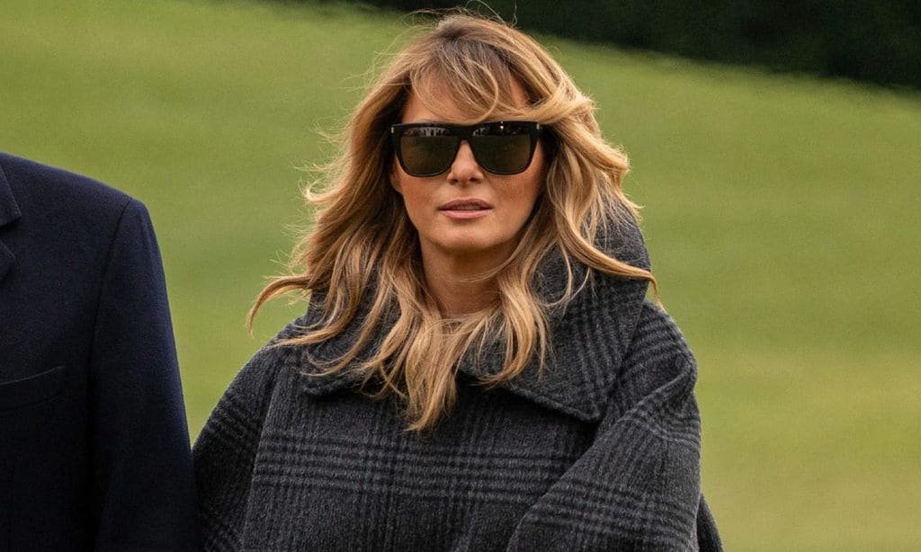 Abrigo 'oversize' y botas planas: Melania se aleja de su imagen más icónica como primera dama