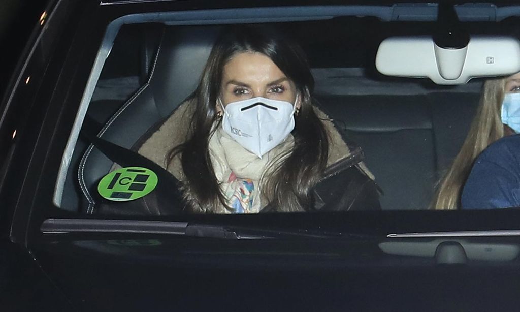 Un abrigo de doble faz, la mejor apuesta de doña Letizia para hacer frente al frío con estilazo