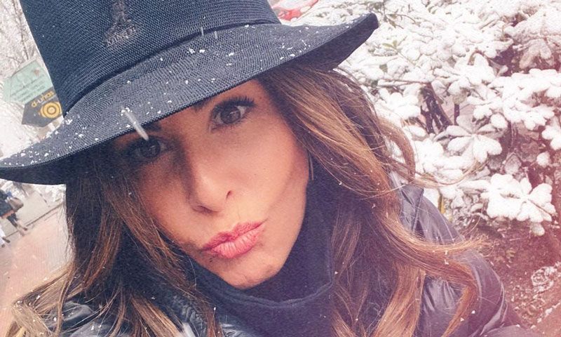 Nuria Roca en la nieve con sombrero negro