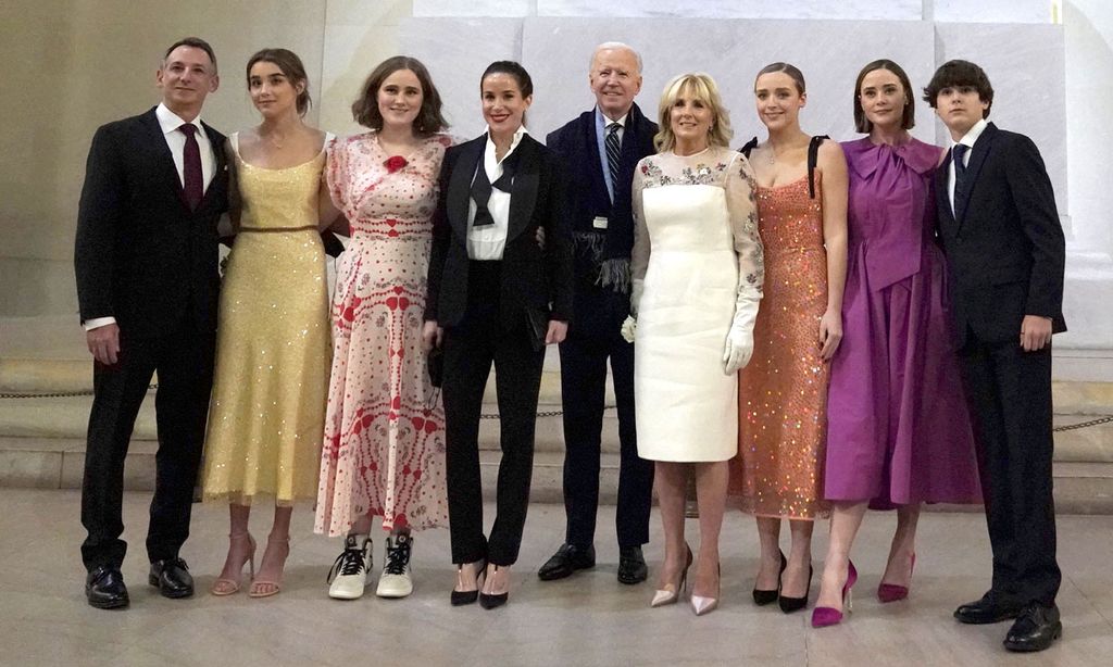 ¡Adiós a los vestidos de gala! Ashley Biden impacta con esmoquin en la gran fiesta del 20-E