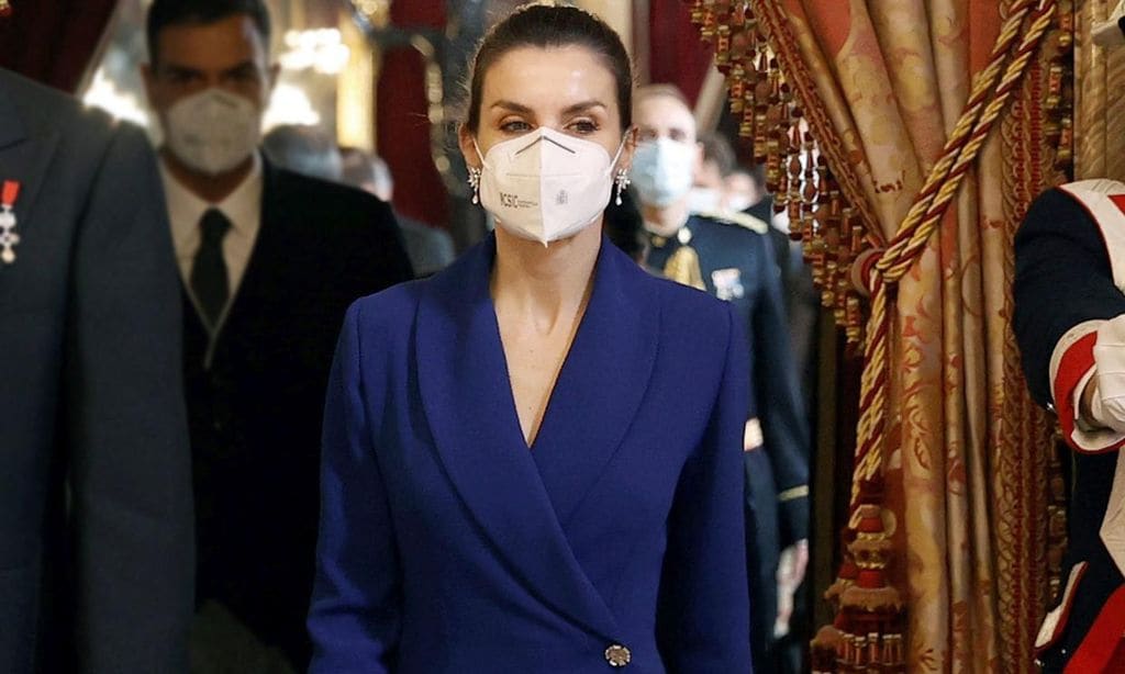 Reina Letizia con vestido azul