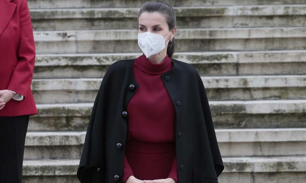 Doña Letizia estrena el vestido español que gusta a las 'royals' en un look bicolor con truco