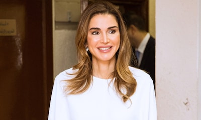 El truco de estilo con el que Rania de Jordania no necesita chaqueta ni abrigo
