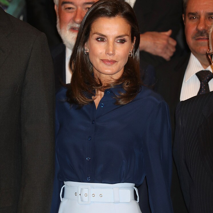 La falda azul de la Reina, una prenda que también gusta a otras 'royals' europeas