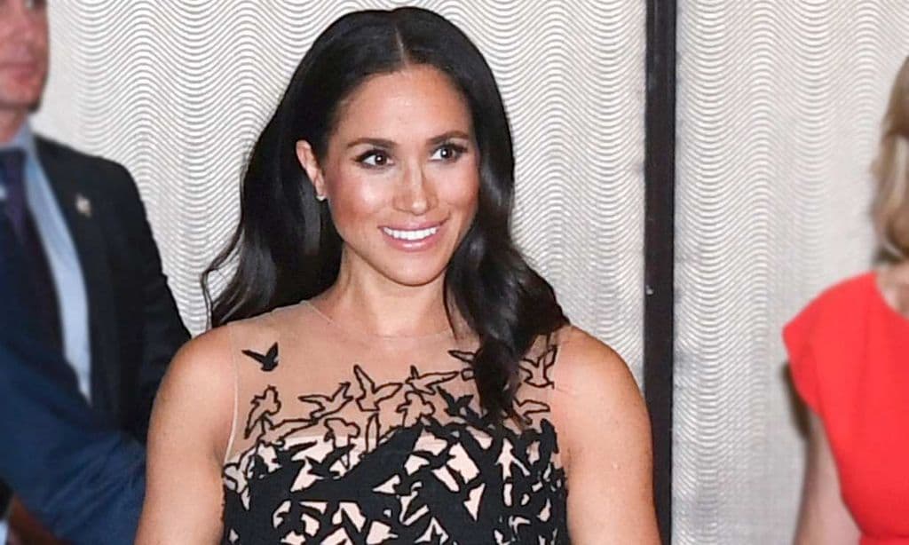 Meghan Markle impacta con el vestido 'Primavera cítrica' en un inesperado look premamá
