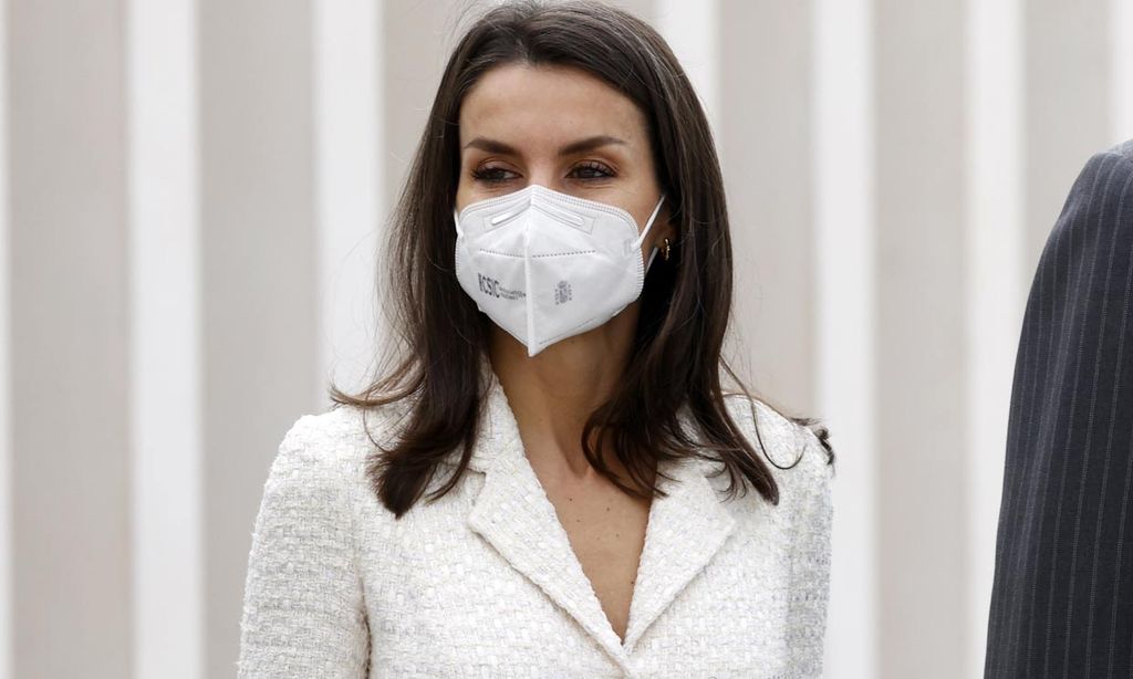 Doña Letizia moderniza su impecable vestido de 'tweed' blanco 4 años después