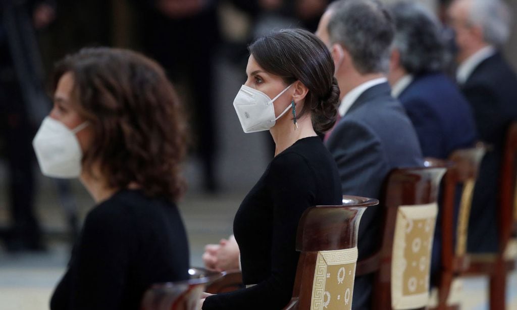 La Reina estrena los únicos pendientes capaces de eclipsar a su falda dorada de 89 euros