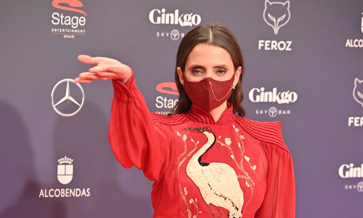 Macarena Gómez acierta en los Premios Feroz con un vestido amapola predestinado a esta noche