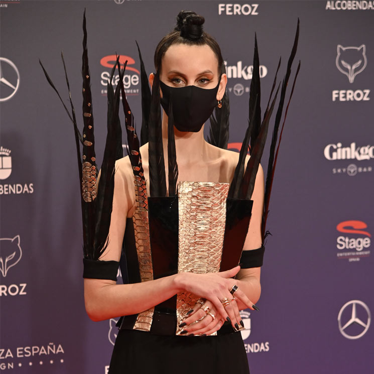 Solo Milena Smit podía llevar este impresionante look en la alfombra roja de los Premios Feroz