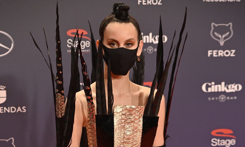 Solo Milena Smit podía llevar este impresionante look en la alfombra roja de los Premios Feroz
