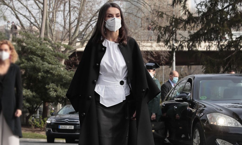 Doña Letizia estrena la falda de cuero a la que estaba predestinada y recuerda a Meghan